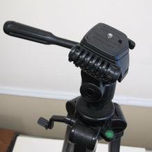 Load image into Gallery viewer, Velbon DF60 Tripod
